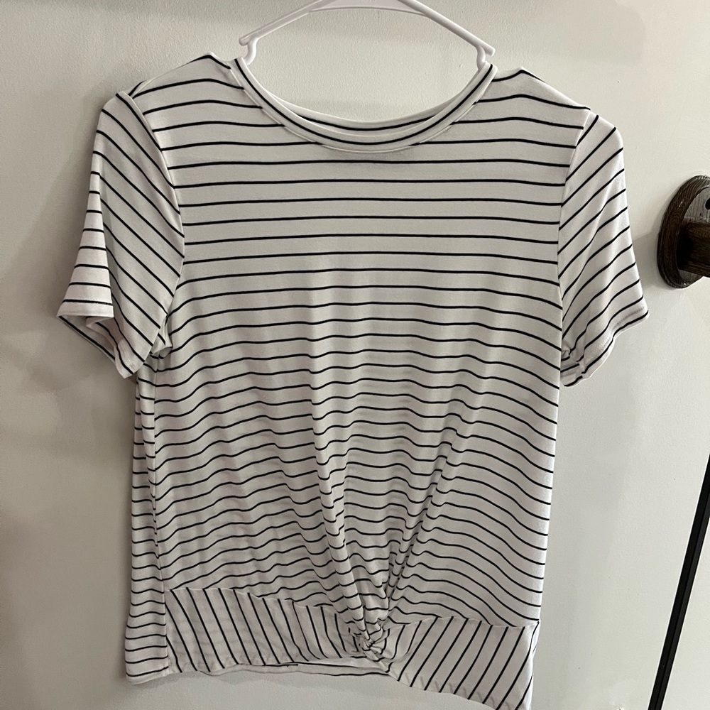 Striped tshirt with fashionable tie